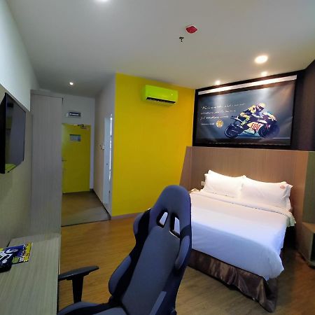 Hype Motorsport Hotel Nilai Exterior photo