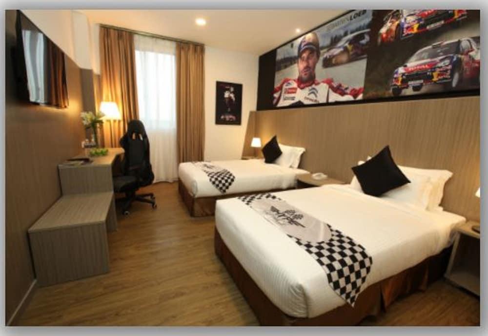 Hype Motorsport Hotel Nilai Exterior photo