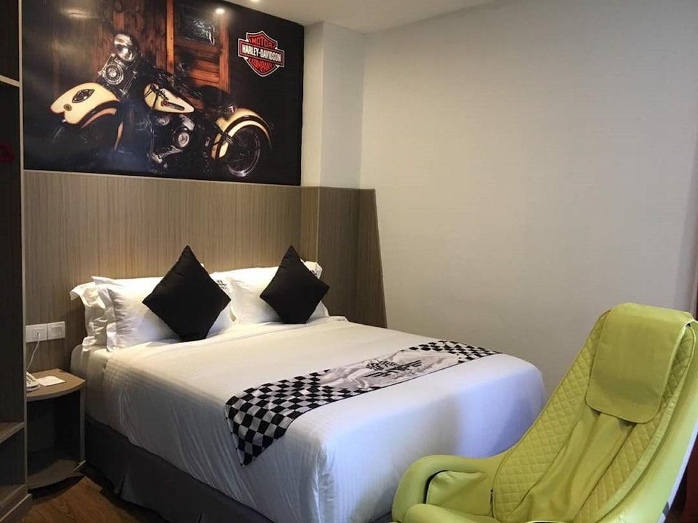 Hype Motorsport Hotel Nilai Exterior photo