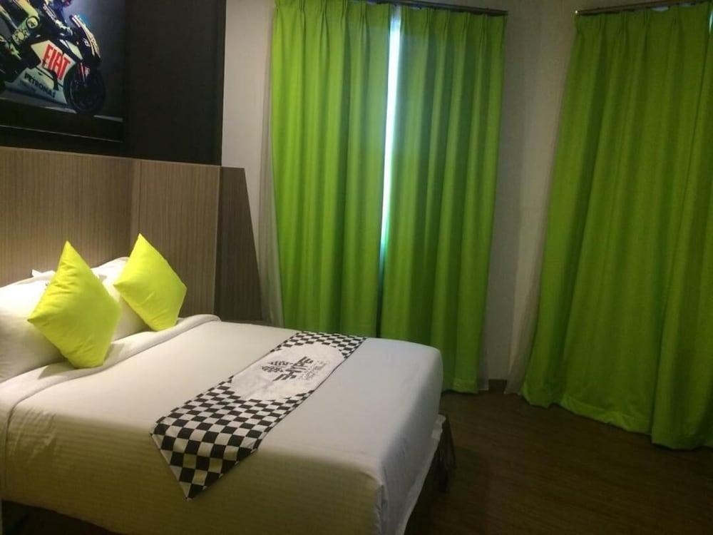 Hype Motorsport Hotel Nilai Exterior photo