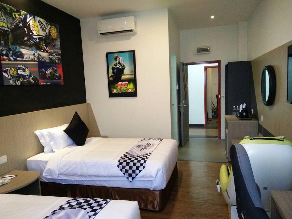 Hype Motorsport Hotel Nilai Exterior photo