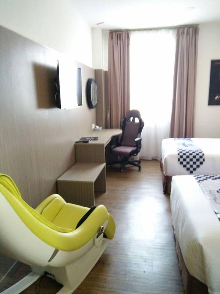 Hype Motorsport Hotel Nilai Exterior photo