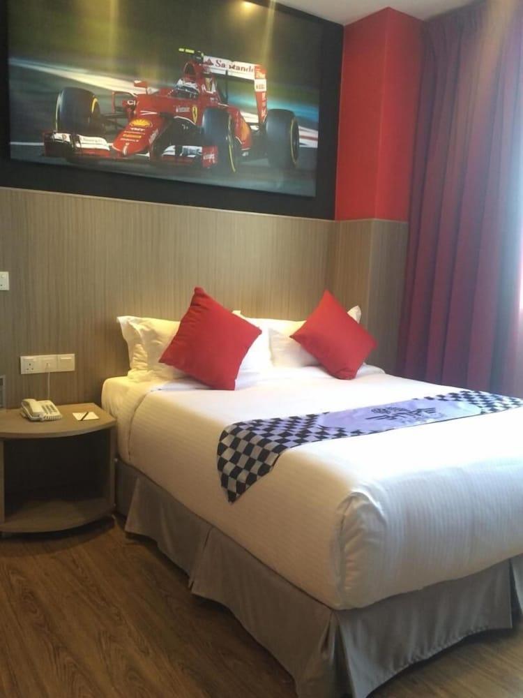 Hype Motorsport Hotel Nilai Exterior photo
