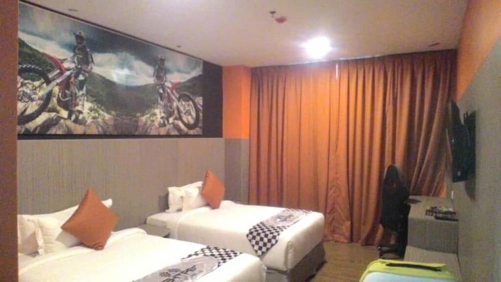 Hype Motorsport Hotel Nilai Exterior photo